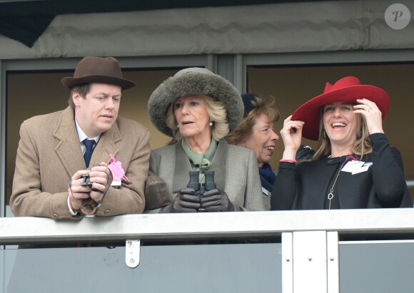 Camilla Parker-Bowles, duchesse de Cornouailles, avec son fils Tom Parker-Bowles et sa fille Laura Lopes, au Festival de Cheltenham le 11 mars 2015