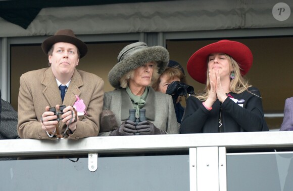 Camilla Parker-Bowles, duchesse de Cornouailles, avec son fils Tom Parker-Bowles et sa fille Laura Lopes, au Festival de Cheltenham le 11 mars 2015