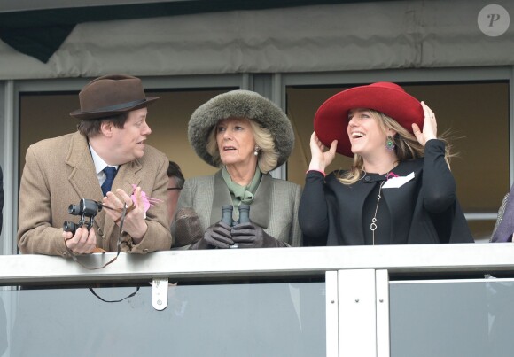 Camilla Parker-Bowles, duchesse de Cornouailles, avec son fils Tom Parker-Bowles et sa fille Laura Lopes, au Festival de Cheltenham le 11 mars 2015