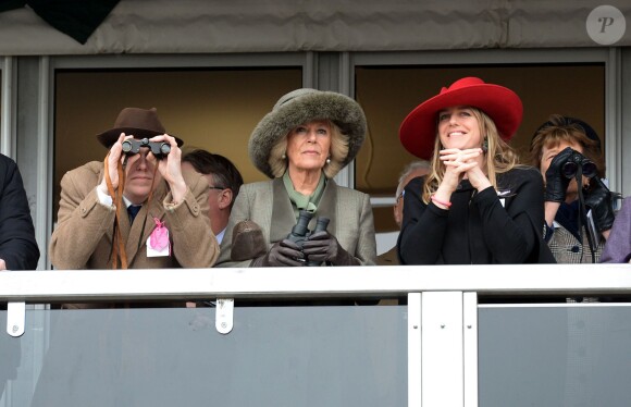 Camilla Parker-Bowles, duchesse de Cornouailles, avec son fils Tom Parker-Bowles et sa fille Laura Lopes, au Festival de Cheltenham le 11 mars 2015