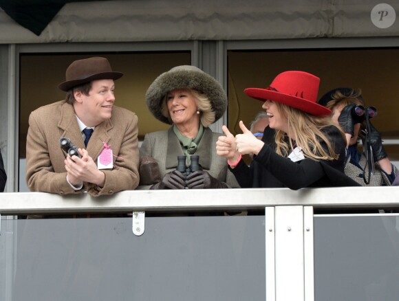 Camilla Parker-Bowles, duchesse de Cornouailles, avec son fils Tom Parker-Bowles et sa fille Laura Lopes, au Festival de Cheltenham le 11 mars 2015