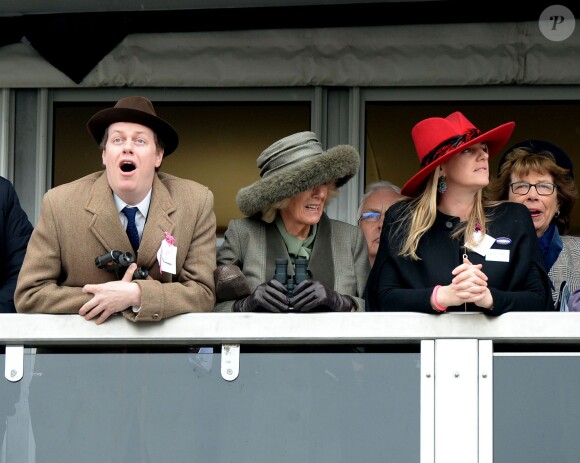 Camilla Parker-Bowles, duchesse de Cornouailles, avec son fils Tom Parker-Bowles et sa fille Laura Lopes, au Festival de Cheltenham le 11 mars 2015