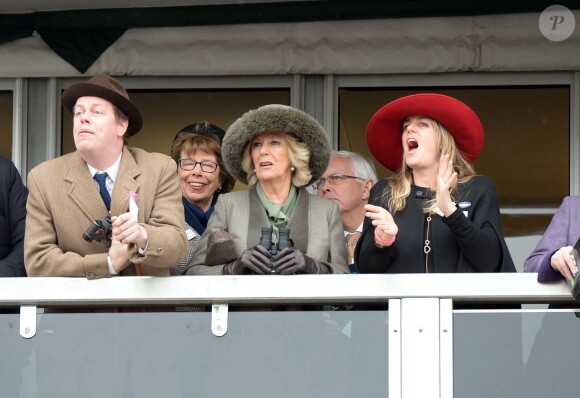 Camilla Parker-Bowles, duchesse de Cornouailles, avec son fils Tom Parker-Bowles et sa fille Laura Lopes, au Festival de Cheltenham le 11 mars 2015