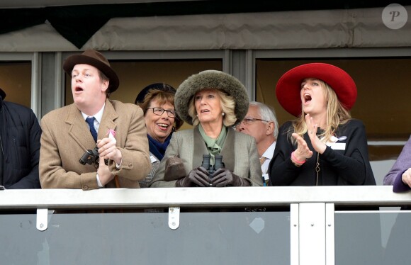 Camilla Parker-Bowles, duchesse de Cornouailles, avec son fils Tom Parker-Bowles et sa fille Laura Lopes, au Festival de Cheltenham le 11 mars 2015