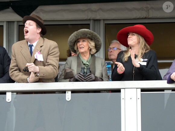 Camilla Parker-Bowles, duchesse de Cornouailles, avec son fils Tom Parker-Bowles et sa fille Laura Lopes, au Festival de Cheltenham le 11 mars 2015