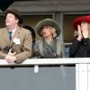 Camilla Parker-Bowles, duchesse de Cornouailles, avec son fils Tom Parker-Bowles et sa fille Laura Lopes, au Festival de Cheltenham le 11 mars 2015