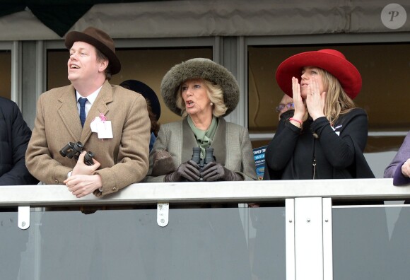 Camilla Parker-Bowles, duchesse de Cornouailles, avec son fils Tom Parker-Bowles et sa fille Laura Lopes, au Festival de Cheltenham le 11 mars 2015