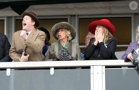 Camilla Parker-Bowles, duchesse de Cornouailles, avec son fils Tom Parker-Bowles et sa fille Laura Lopes, au Festival de Cheltenham le 11 mars 2015