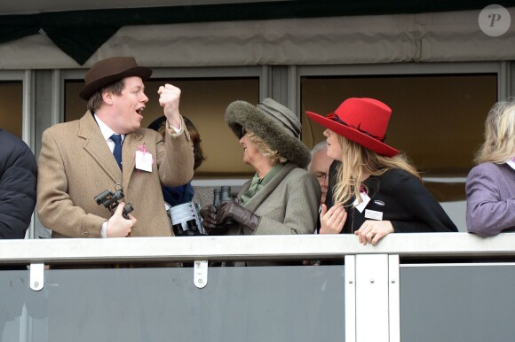 Camilla Parker-Bowles, duchesse de Cornouailles, avec son fils Tom Parker-Bowles et sa fille Laura Lopes, au Festival de Cheltenham le 11 mars 2015