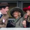 Camilla Parker-Bowles, duchesse de Cornouailles, avec son fils Tom Parker-Bowles et sa fille Laura Lopes, au Festival de Cheltenham le 11 mars 2015