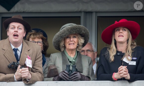 Camilla Parker-Bowles, duchesse de Cornouailles, avec son fils Tom Parker-Bowles et sa fille Laura Lopes, au Festival de Cheltenham le 11 mars 2015