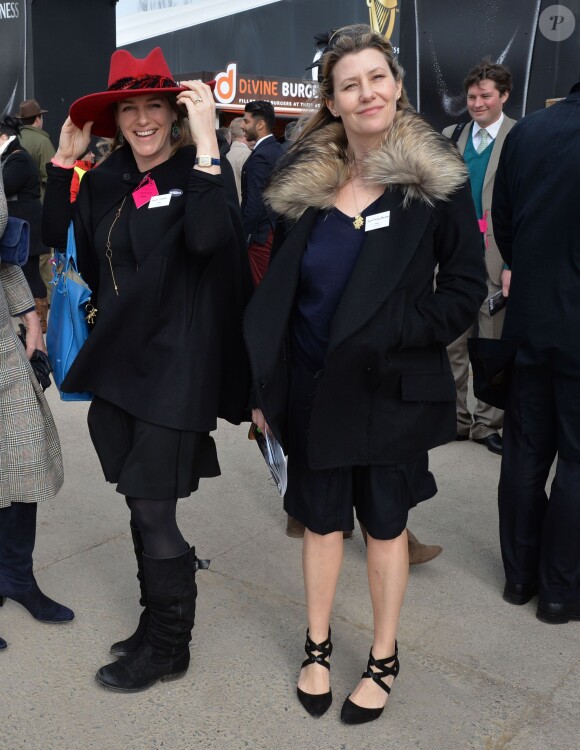 Laura Lopes et sa belle-soeur Sara Parker-Bowles lors de la journée des femmes du Festival de Cheltenham à l'Hippodrome de Cheltenham, le 11 mars 2015.