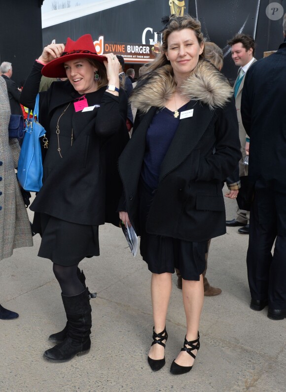 Laura Lopes (Parker Bowles) et sa belle-soeur Sara Parker Bowles lors de la journée des femmes du Festival de Cheltenham à l'Hippodrome de Cheltenham, le 11 mars 2015. 