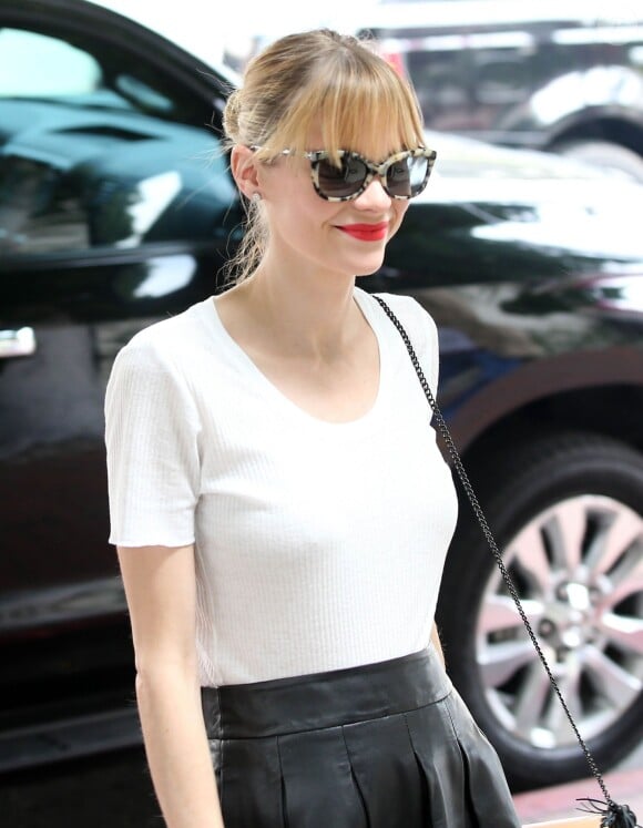 Taylor Swift va déjeuner au restaurant AOC avec Jaime King enceinte à Beverly Hills, le 10 mars 2015.