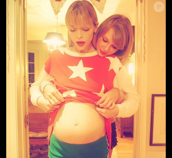 Jaime King a ajouté une photo à son compte Instagram le 2 mars 2015 pour annoncer que Taylor Swift serait la marraine de son deuxième enfant.