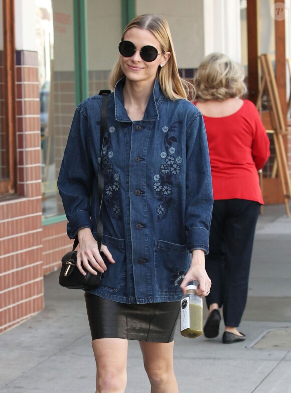 Jaime King enceinte de son 2ème enfant, fait du shopping à Beverly Hills, le 19 février 2015. 