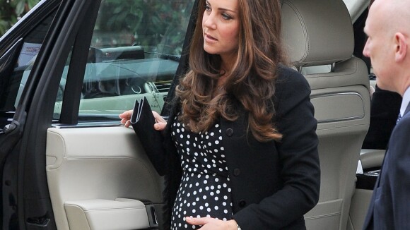Kate Middleton enceinte: Robe courte et petit bump, elle affole et fixe le terme