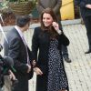 Kate Middleton, duchesse de Cambridge, enceinte de huit mois, visitait le 18 mars 2015 le foyer pour enfants Brookhill Children's Centre, à Woolwich, dans la banlieue est de Londres, notamment pour voir le travail qu'effectue l'association Home-Start auprès de parents vulnérables.