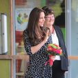 La duchesse Catherine de Cambridge, enceinte de huit mois, visitait le 18 mars 2015 le foyer pour enfants Brookhill Children's Centre, à Woolwich, dans la banlieue est de Londres, notamment pour voir le travail qu'effectue l'association Home-Start auprès de parents vulnérables.