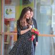 La duchesse Catherine de Cambridge, enceinte de huit mois, visitait le 18 mars 2015 le foyer pour enfants Brookhill Children's Centre, à Woolwich, dans la banlieue est de Londres, notamment pour voir le travail qu'effectue l'association Home-Start auprès de parents vulnérables.