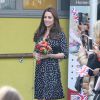 Kate Middleton, enceinte de huit mois, visitait le 18 mars 2015 le foyer pour enfants Brookhill Children's Centre, à Woolwich, dans la banlieue est de Londres, notamment pour voir le travail qu'effectue l'association Home-Start auprès de parents vulnérables.