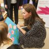 Kate Middleton, duchesse de Cambridge, enceinte de huit mois, a visité le 18 mars 2015 le foyer pour enfants Brookhill Children's Centre, à Woolwich, dans la banlieue est de Londres, notamment pour voir le travail qu'effectue l'association Home-Start auprès de parents vulnérables.