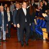 Le prince Albert II de Monaco remettait les diplômes de la Croix Rouge monégasque en compagnie du docteur Mathieu Liberatore à l'auditorium Rainier III à Monaco, le 16 mars 2015.