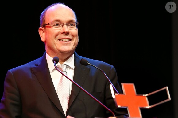 Le prince Albert II de Monaco remettait les diplômes de la Croix Rouge monégasque en compagnie du docteur Mathieu Liberatore à l'auditorium Rainier III à Monaco, le 16 mars 2015.