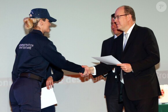 Le prince Albert II de Monaco remettait les diplômes de la Croix Rouge monégasque en compagnie du docteur Mathieu Liberatore à l'auditorium Rainier III à Monaco, le 16 mars 2015.