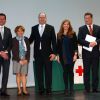 Le prince Albert II de Monaco remettait les diplômes de la Croix Rouge monégasque en compagnie du docteur Mathieu Liberatore à l'auditorium Rainier III à Monaco, le 16 mars 2015.