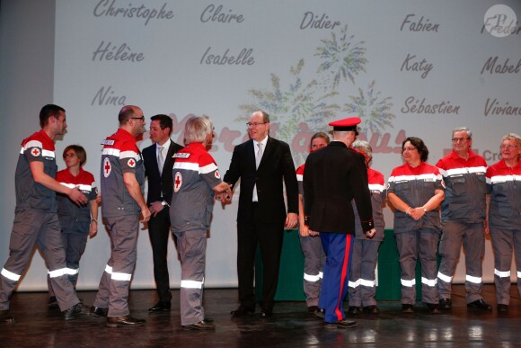 Le prince Albert II de Monaco remettait les diplômes de la Croix Rouge monégasque en compagnie du docteur Mathieu Liberatore à l'auditorium Rainier III à Monaco, le 16 mars 2015.