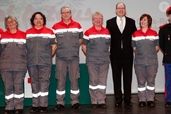 Le prince Albert II de Monaco remettait les diplômes de la Croix Rouge monégasque en compagnie du docteur Mathieu Liberatore à l'auditorium Rainier III à Monaco, le 16 mars 2015.
