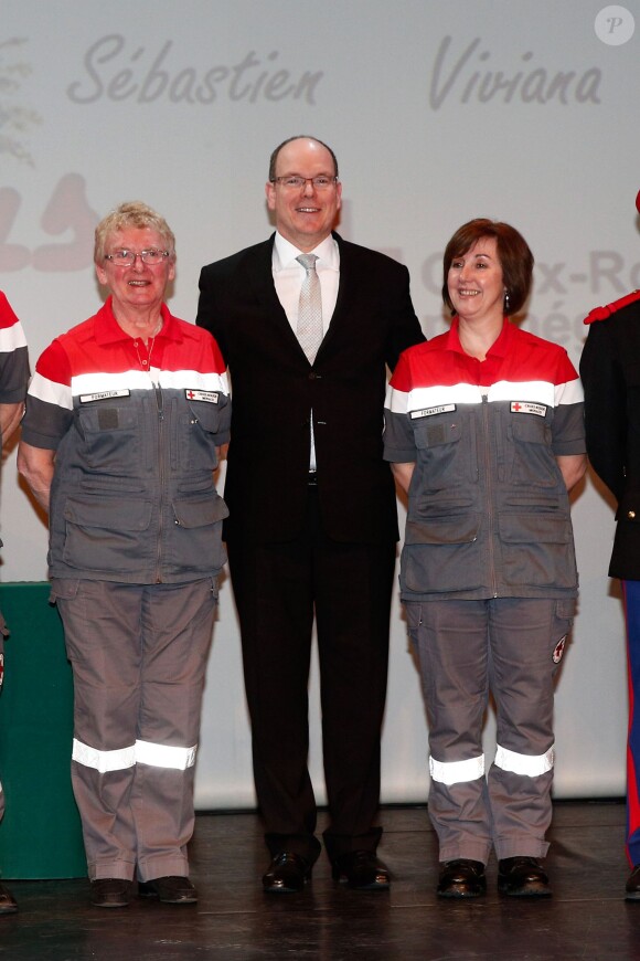 Le prince Albert II de Monaco remettait les diplômes de la Croix Rouge monégasque en compagnie du docteur Mathieu Liberatore à l'auditorium Rainier III à Monaco, le 16 mars 2015.