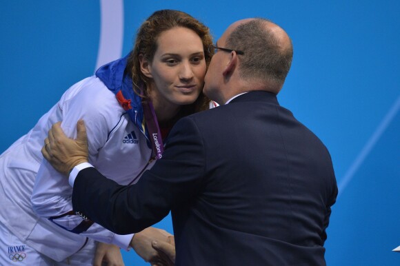 Le prince Albert II de Monaco remettant à Camille Muffat sa médaille d'or du 400 m nage libre aux JO de Londres le 29 juillet 2012