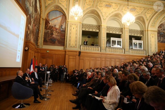 Laurent Fabius, le prince Albert II de Monaco, Borge Brende Conférence "l'Arctique, sentinelle avancée du réchauffement climatique" à la Maison des Océans en présence du Prince Albert de Monaco, de Laurent Fabius, ministre des affaires étrangères et du développement international et de Borge Brende, ministre des affaires étrangères de la Norvège Paris, le 17 Mars 2015  Prince Albert II of Monaco, Laurent fabius and Borge Brende attend a conference concerning climate change entitled 'The Arctic, the canary in the mine' at the Maison des Oceans on March 17, 2015 in Paris, France. This event is in preparation for the UN Climate Change Conference (COP 21) to be held in Paris in December 2015.17/03/2015 - Paris