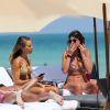 Alessia Tedeschi et son amie Alessandra Biondi se dorent la pilule sur une plage de Miami. Le 17 mars 2015.