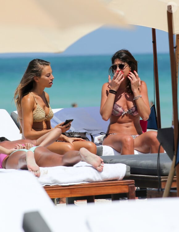 Alessia Tedeschi et son amie Alessandra Biondi se dorent la pilule sur une plage de Miami. Le 17 mars 2015.