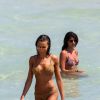 Alessia Tedeschi et son amie Alessandra Biondi se baignent sur une plage de Miami. Le 17 mars 2015.