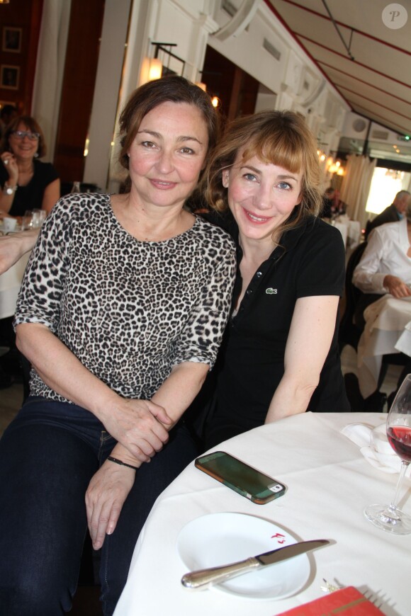 Exclusif - Catherine Frot et Julie Depardieu déjeunent avec Josée Dayan pour préparer le tournage de "La tueuse caméléon", une fiction pour France 2 au restaurant Fouquet's à paris le 18 mars 2015.