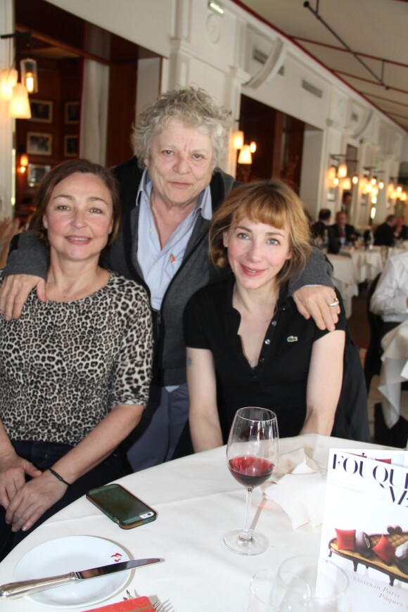 Exclusif - Josée Dayan, Catherine Frot et Julie Depardieu déjeunent ensemble pour préparer le tournage de "La tueuse caméléon", une fiction pour France 2 au restaurant Fouquet's à paris le 18 mars 2015