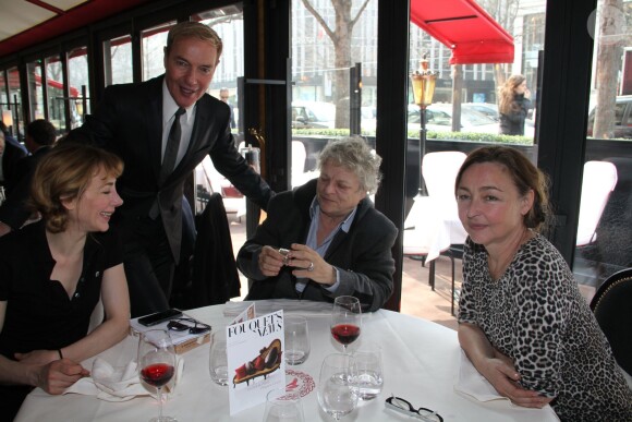 Exclusif - Tony Gomez vient saluer Josée Dayan, Catherine Frot et Julie Depardieu qui déjeunent ensemble pour préparer le tournage de "La tueuse caméléon", une fiction pour France 2 au restaurant Fouquet's à paris le 18 mars 2015.