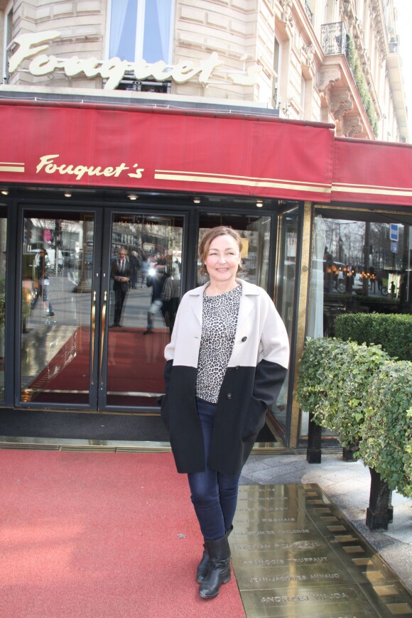 Exclusif - Catherine Frot pose en arrivant pour son déjeuner avec Josée Dayan et Julie Depardieu pour préparer le tournage de "La tueuse caméléon", une fiction pour France 2 au restaurant Fouquet's à paris le 18 mars 2015.