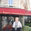 Exclusif - Catherine Frot pose en arrivant pour son déjeuner avec Josée Dayan et Julie Depardieu pour préparer le tournage de "La tueuse caméléon", une fiction pour France 2 au restaurant Fouquet's à paris le 18 mars 2015