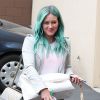 Hilary Duff, les cheveux bleus, à la sortie du salon de coiffure "Nine Zero One" à West Hollywood, le 18 mars 2015.