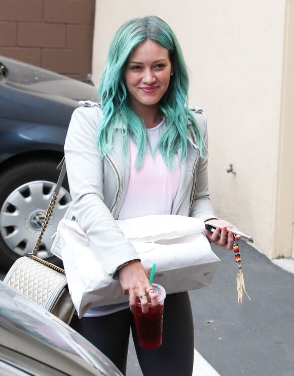 Hilary Duff, les cheveux bleus, à la sortie du salon de coiffure "Nine Zero One" à West Hollywood, le 18 mars 2015. 