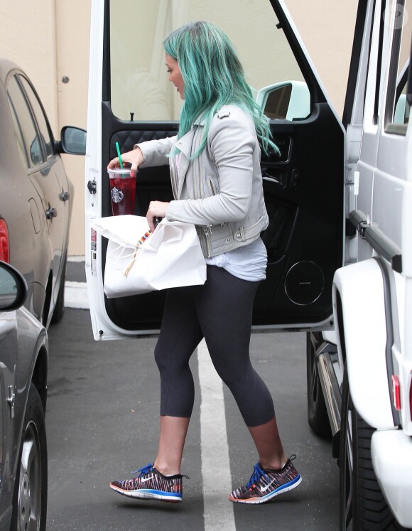 Hilary Duff, les cheveux bleus, à la sortie du salon de coiffure "Nine Zero One" à West Hollywood, le 18 mars 2015.