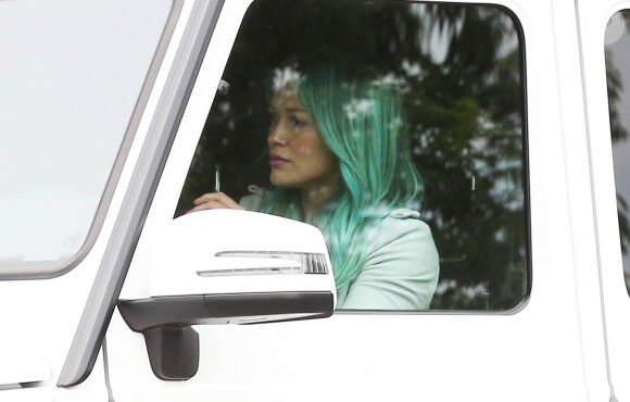 Hilary Duff, les cheveux bleus, à la sortie du salon de coiffure "Nine Zero One" à West Hollywood, le 18 mars 2015. 