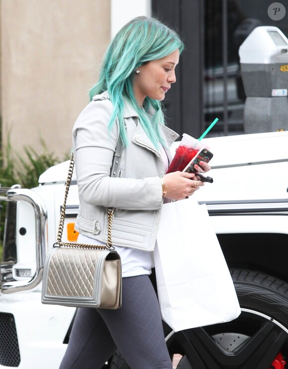 Hilary Duff, les cheveux bleus, à la sortie du salon de coiffure "Nine Zero One" à West Hollywood, le 18 mars 2015. 