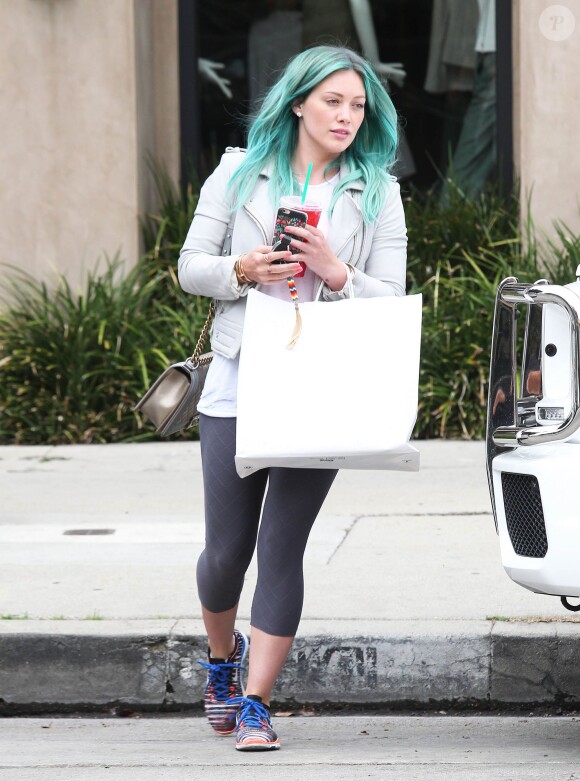 Hilary Duff, les cheveux bleus, à la sortie du salon de coiffure "Nine Zero One" à West Hollywood, le 18 mars 2015. 