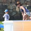 Exclusif - Hilary Duff s'amuse avec son fils Luca lors de ses vacances à Cabo San Lucas, le 15 mars 2015.  